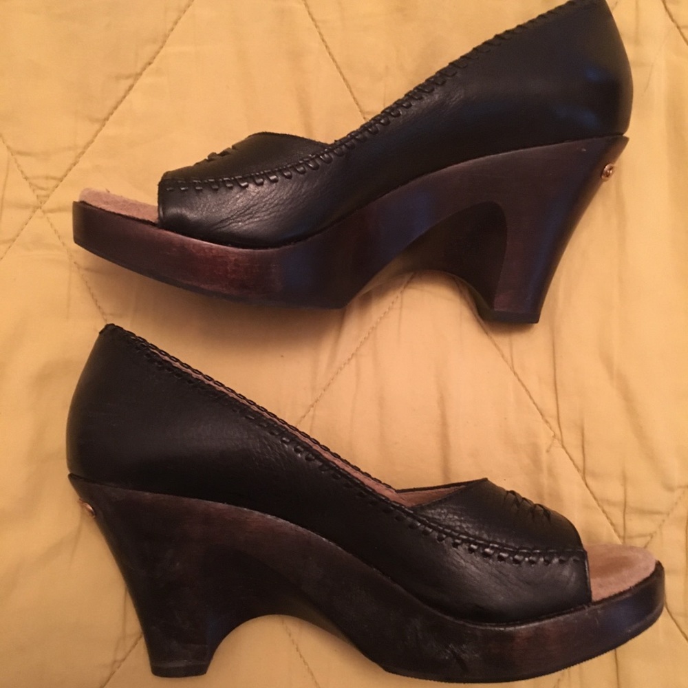 Michael Michael Kors Peep Toe, Wood Wedge/Platform shoe - size 7M